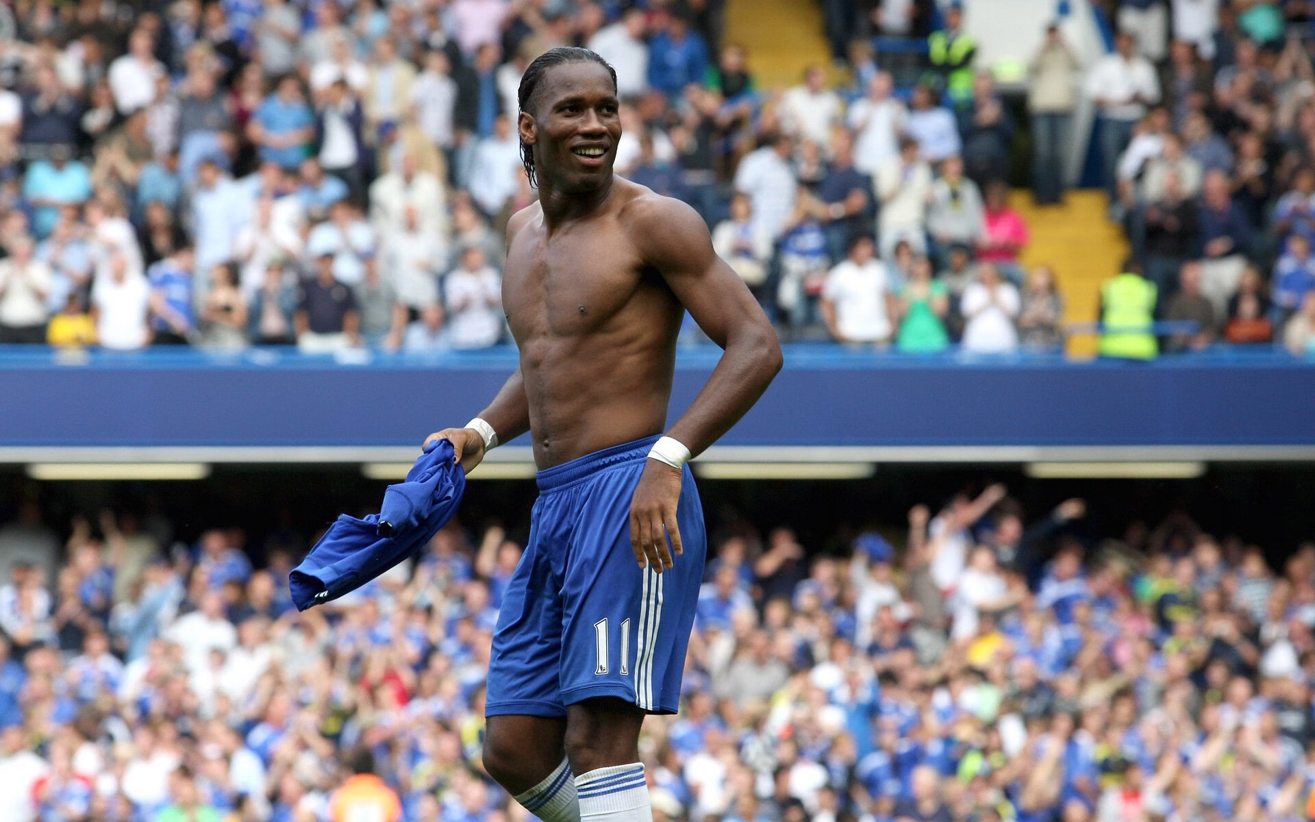 “泥泞火花:雨后赛道的疯狂对决”,雨后泥泞的路