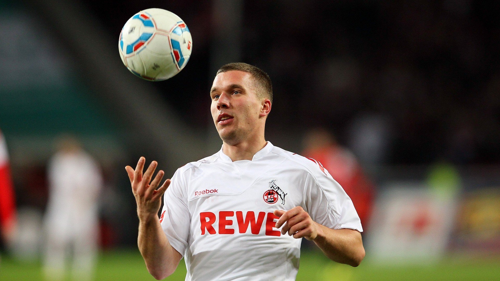 曼联3-2逆转热刺，凯恩梅开二度难掩失利，曼联引进凯恩